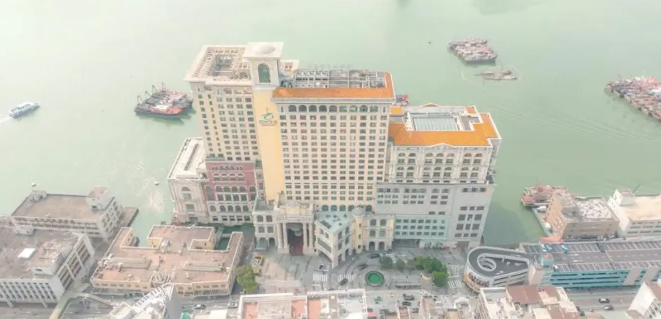 在赌场旁的咖啡店,目睹赌徒的焦虑与期待
